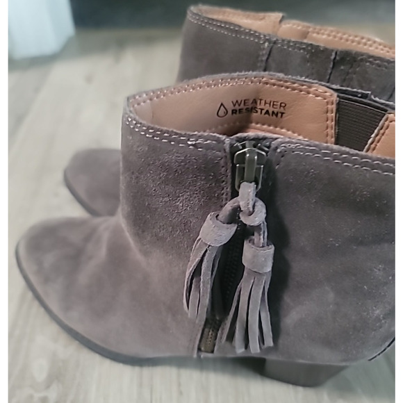 Vionic Womens Ankle Boot Sz 8.5 Suede Taupe Gray Leather Fringe Zip Block Heel - Picture 2 of 16